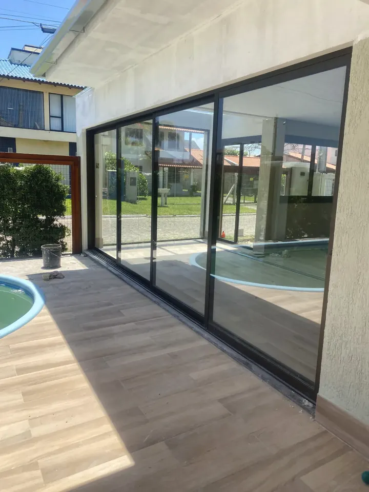 Fechamento em alumínio e vidro junto à piscina